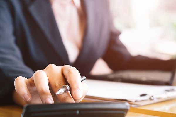俄财政部：上半年联邦预算赤字3.694万亿卢布